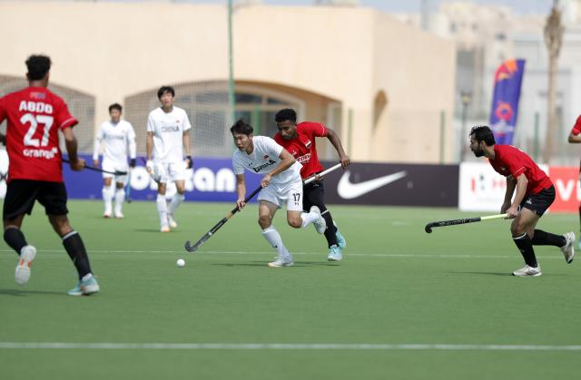 (260307) -- ISMAILIA, March 7, 2026 (Xinhua) -- Meng Nan (3rd R) of China breaks through during the FIH Hockey Men's World Cup 2026 Qualifiers match between China and Egypt in Ismailia, Egypt, March 7, 2026. (Xinhua/Ahmed Gomaa)