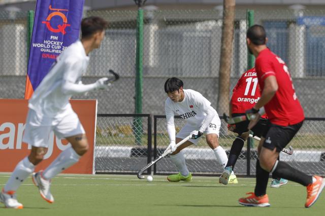 (260307) -- ISMAILIA, March 7, 2026 (Xinhua) -- Du Shihao (C) of China controls the ball during the FIH Hockey Men's World Cup 2026 Qualifiers match between China and Egypt in Ismailia, Egypt, March 7, 2026. (Xinhua/Ahmed Gomaa)