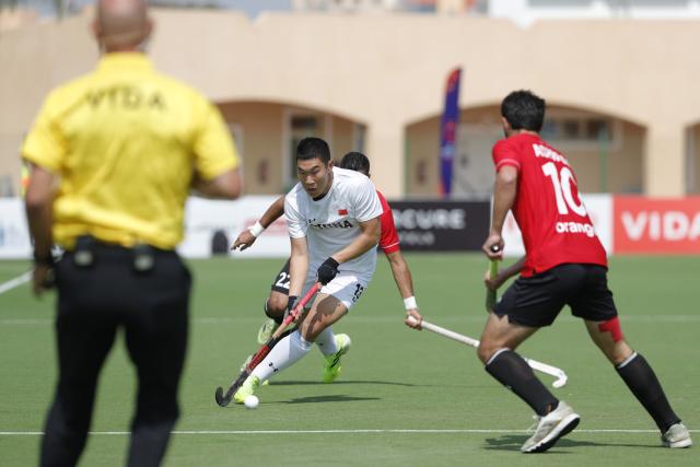 (260307) -- ISMAILIA, March 7, 2026 (Xinhua) -- Meng Jiajun (C) of China breaks through during the FIH Hockey Men's World Cup 2026 Qualifiers match between China and Egypt in Ismailia, Egypt, March 7, 2026. (Xinhua/Ahmed Gomaa)
