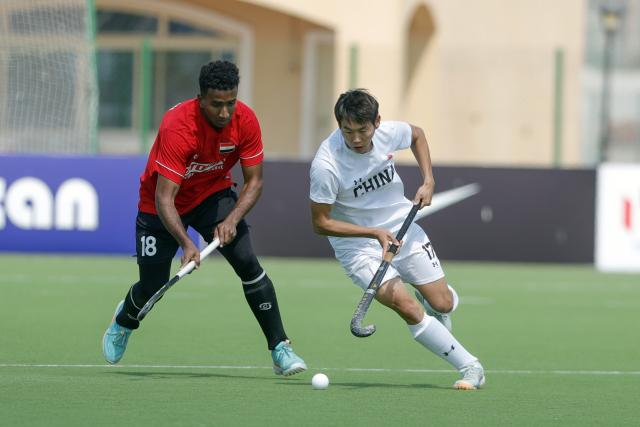 (260307) -- ISMAILIA, March 7, 2026 (Xinhua) -- Meng Nan (R) of China breaks through during the FIH Hockey Men's World Cup 2026 Qualifiers match between China and Egypt in Ismailia, Egypt, March 7, 2026. (Xinhua/Ahmed Gomaa)