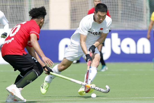 (260307) -- ISMAILIA, March 7, 2026 (Xinhua) -- Meng Jiajun (R) of China breaks through during the FIH Hockey Men's World Cup 2026 Qualifiers match between China and Egypt in Ismailia, Egypt, March 7, 2026. (Xinhua/Ahmed Gomaa)