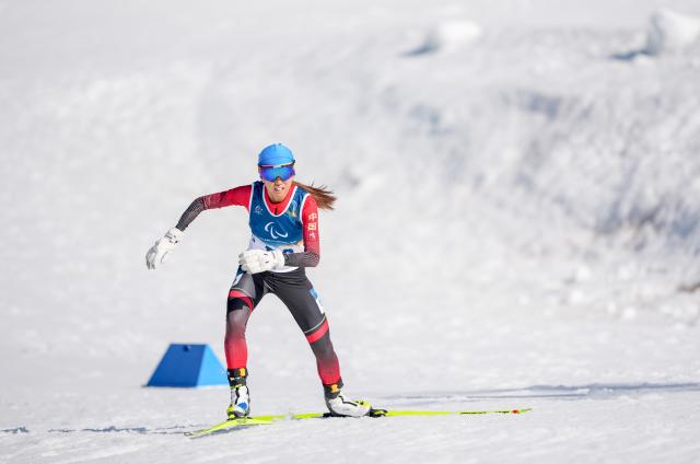 (260307) -- TESERO, March 7, 2026 (Xinhua) -- Zhao Zhiqing of China competes during the women's sprint standing final of para biathon at the Milan-Cortina 2026 Paralympic Winter Games in Tesero, Italy, March 7, 2026. (Xinhua/Lian Zhen)