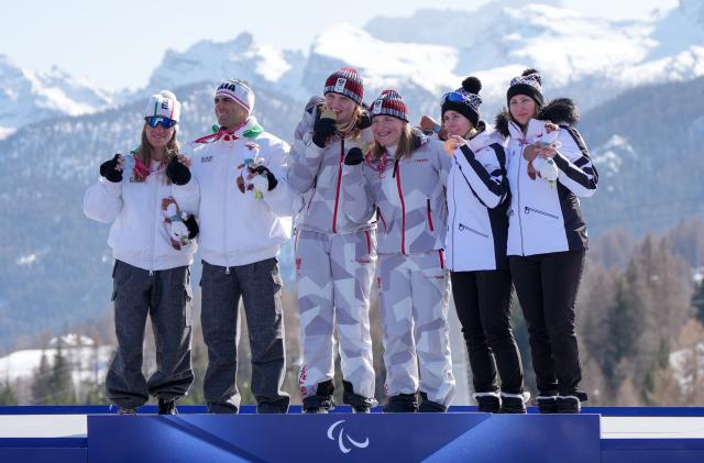 (260307) -- CORTINA D'AMPEZZO, March 7, 2026 (Xinhua) -- Medalists pose with their guides during the awarding ceremony for para alpine skiing women's downhill vision impaired match at the Milan-Cortina 2026 Paralympic Winter Games in Cortina D'ampezzo, Italy, March 7, 2026. (Xinhua/Wang Kaiyan)