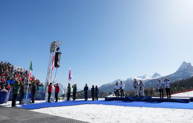 (260307) -- CORTINA D'AMPEZZO, March 7, 2026 (Xinhua) -- Medalists pose with their guides during the awarding ceremony for para alpine skiing women's downhill vision impaired match at the Milan-Cortina 2026 Paralympic Winter Games in Cortina D'ampezzo, Italy, March 7, 2026. (Xinhua/Wang Kaiyan)