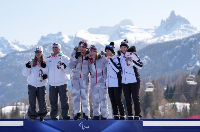 (260307) -- CORTINA D'AMPEZZO, March 7, 2026 (Xinhua) -- Medalists pose with their guides during the awarding ceremony for para alpine skiing women's downhill vision impaired match at the Milan-Cortina 2026 Paralympic Winter Games in Cortina D'ampezzo, Italy, March 7, 2026. (Xinhua/Wang Kaiyan)