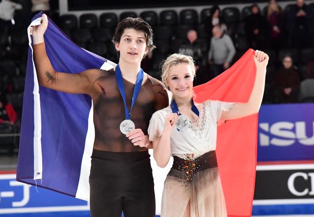 (260307) -- TALLINN, March 7, 2026 (Xinhua) -- Silver medalists Ambre Perrier Gianesini (R)/Samuel Blanc Klaperman of France pose for photos during the award ceremony for the free dance of Ice Dance at ISU Figure Skating Junior World Championships in Tallinn, Estonia, March 7, 2026. (Photo by Sergei Stepanov/Xinhua)