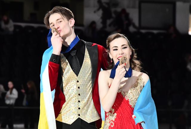 (260307) -- TALLINN, March 7, 2026 (Xinhua) -- Bronze medalists Iryna Pidgaina (R)/Artem Koval of Ukraine pose for photos during the award ceremony for the free dance of Ice Dance at ISU Figure Skating Junior World Championships in Tallinn, Estonia, March 7, 2026. (Photo by Sergei Stepanov/Xinhua)