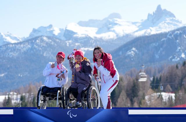 (260307) -- CORTINA D'AMPEZZO, March 7, 2026 (Xinhua) -- Anna-Lena Forster (C) of Germany, Audrey Pascual Seco (L) of Spain, Liu Sitong of China pose during awarding ceremony for the para alpine skiing women's downhill sitting match at the Milan-Cortina 2026 Paralympic Winter Games in Cortina D'ampezzo, Italy, March 7, 2026. (Xinhua/Wang Kaiyan)