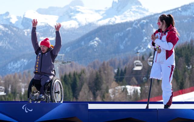 (260307) -- CORTINA D'AMPEZZO, March 7, 2026 (Xinhua) -- Liu Sitong (R) of China congratulates Anna-Lena Forster of Germany during awarding ceremony for the para alpine skiing women's downhill sitting match at the Milan-Cortina 2026 Paralympic Winter Games in Cortina D'ampezzo, Italy, March 7, 2026. (Xinhua/Wang Kaiyan)