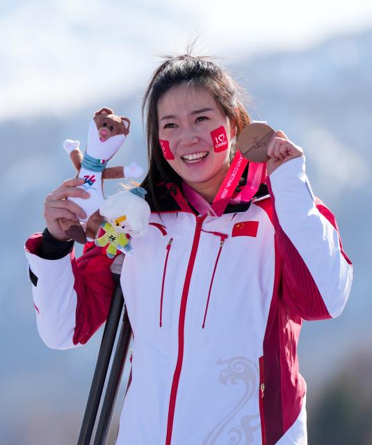 (260307) -- CORTINA D'AMPEZZO, March 7, 2026 (Xinhua) -- Liu Sitong of China celebrates during awarding ceremony for the para alpine skiing women's downhill sitting match at the Milan-Cortina 2026 Paralympic Winter Games in Cortina D'ampezzo, Italy, March 7, 2026. (Xinhua/Wang Kaiyan)