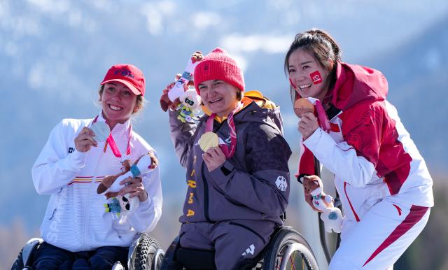 (260307) -- CORTINA D'AMPEZZO, March 7, 2026 (Xinhua) -- Anna-Lena Forster (C) of Germany, Audrey Pascual Seco (L) of Spain, Liu Sitong of China celebrate during awarding ceremony for the para alpine skiing women's downhill sitting match at the Milan-Cortina 2026 Paralympic Winter Games in Cortina D'ampezzo, Italy, March 7, 2026. (Xinhua/Wang Kaiyan)