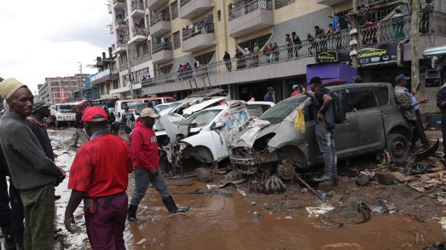 (260307) -- NAIROBI, March 7, 2026 (Xinhua) -- People clean the street after floods in Nairobi, capital of Kenya, March 7, 2026. The death toll from heavy overnight rainfall that triggered severe flooding across several parts of the Kenyan capital, Nairobi, has risen to 23 as rescue teams continue searching for survivors, police confirmed on Saturday. (Photo by John Okoyo/Xinhua)