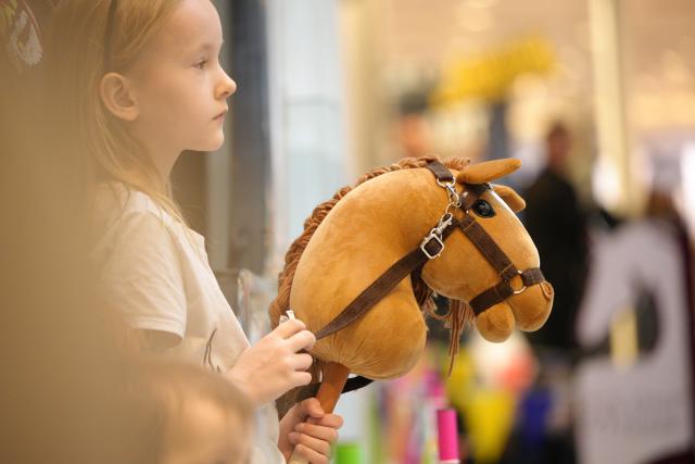 (260308) -- WARSAW, March 8, 2026 (Xinhua) -- A girl holds her hobby horse during a hobby horsing competition in Warsaw, Poland, March 7, 2026.
  Hobby horsing is a growing sport in Europe in which participants perform movements similar to equestrian jumping or dressage using stick horses. The sport originated in Finland and is particularly popular among young people. (Photo by Jaap Arriens/Xinhua)