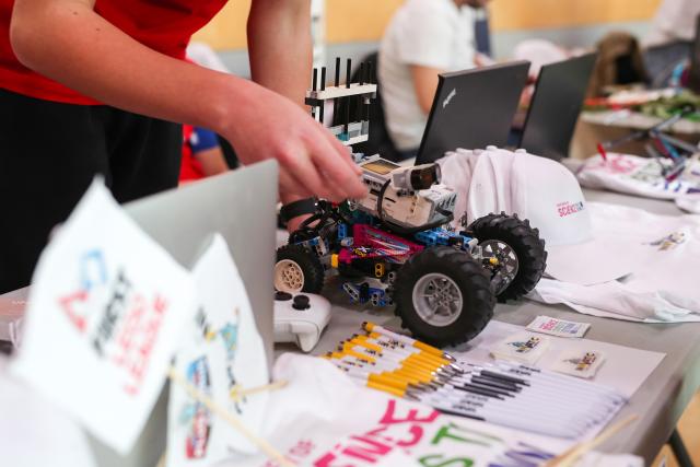 (260308) -- ZAGREB, March 8, 2026 (Xinhua) -- Contestants compete in the FIRST LEGO League competition in Zagreb, Croatia, March 7, 2026. (Zeljko Lukunic/PIXSELL via Xinhua)