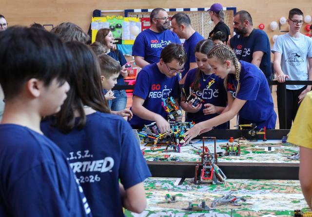 (260308) -- ZAGREB, March 8, 2026 (Xinhua) -- Contestants compete in the FIRST LEGO League competition in Zagreb, Croatia, March 7, 2026. (Zeljko Lukunic/PIXSELL via Xinhua)
