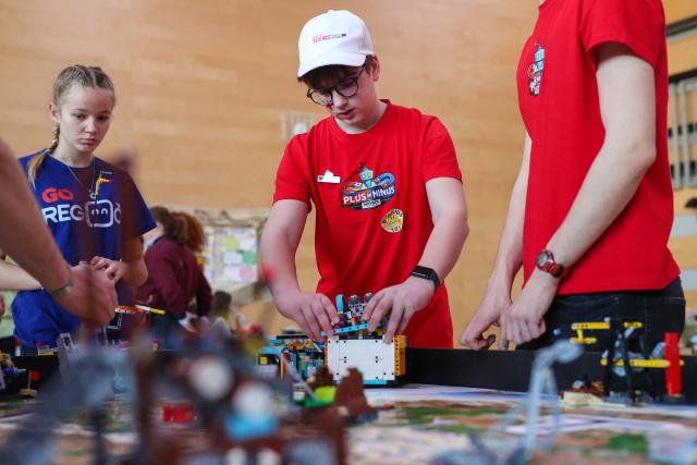(260308) -- ZAGREB, March 8, 2026 (Xinhua) -- Contestants compete in the FIRST LEGO League competition in Zagreb, Croatia, March 7, 2026. (Zeljko Lukunic/PIXSELL via Xinhua)