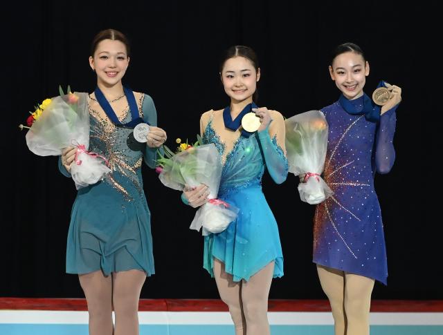(260308) -- TALLINN, March 8, 2026 (Xinhua) -- Gold medalist Shimada Mao (C) of Japan, silver medalist Hana Bath (L) of Australia and bronze medalist Oka Mayuko of Japan pose during the awarding cerenomy of the women's skating at the ISU Figure Skating Junior World Championships in Tallinn, Estonia, March 7, 2026. (Photo by Sergei Stepanov/Xinhua)