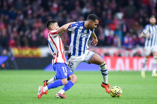 (260308) -- MADRID, March 8, 2026 (Xinhua) -- Atletico de Madrid's Thiago Almada (L) vies with Real Sociedad's Yangel Herrera during the La Liga football match between Atletico de Madrid and Real Sociedad at Riyadh Air Metropolitano stadium in Madrid, Spain, on March 7, 2026. (Photo by Gustavo Valiente/Xinhua)