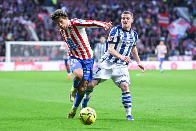 (260308) -- MADRID, March 8, 2026 (Xinhua) -- Atletico de Madrid's Giuliano Simeone (L) vies with Real Sociedad's Sergio Gomez during the La Liga football match between Atletico de Madrid and Real Sociedad at Riyadh Air Metropolitano stadium in Madrid, Spain, on March 7, 2026. (Photo by Gustavo Valiente/Xinhua)