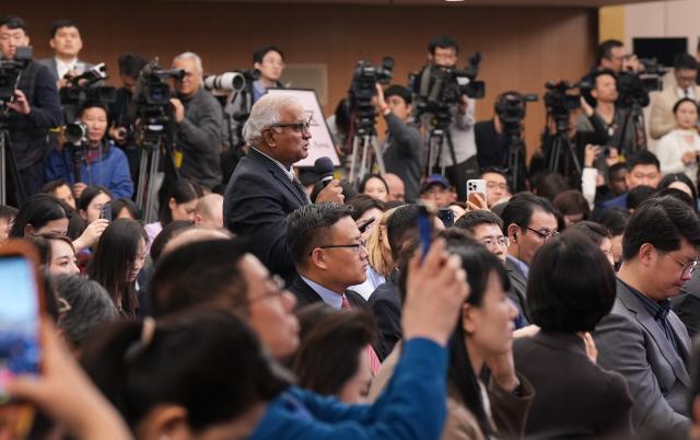 (260308) -- BEIJING, March 8, 2026 (Xinhua) -- A journalist asks a question at a press conference attended by Chinese Foreign Minister Wang Yi on the sidelines of the fourth session of the 14th National People's Congress (NPC) in Beijing, capital of China, March 8, 2026. Wang, also a member of the Political Bureau of the Communist Party of China Central Committee, answered questions of journalists from home and abroad on China's foreign policy and external relations during the press conference on Sunday. (Xinhua/Wang Xi)