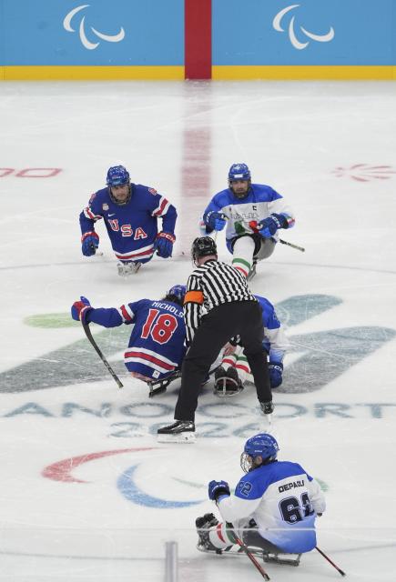 (260308) -- MILAN, March 8, 2026 (Xinhua) -- Players of both teams compete during the Para Ice Hockey Preliminary Round Group A match between the United States and Italy at the Milan-Cortina 2026 Paralympic Winter Games in Milan, Italy, March 7, 2026. (Xinhua/Hou Jun)