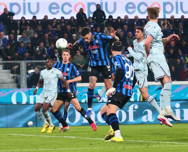 (260308) -- BERGAMO, March 8, 2026 (Xinhua) -- Atalanta's Gianluca Scamacca (C) scores during a Serie A football match between Atalanta and Udinese in Bergamo, Italy, March 7, 2026. (Photo by Alberto Lingria/Xinhua)