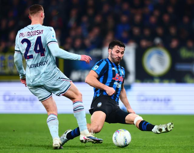 (260308) -- BERGAMO, March 8, 2026 (Xinhua) -- Atalanta's Sead Kolasinac (R) vies with Udinese's Jakub Piotrowski during a Serie A football match between Atalanta and Udinese in Bergamo, Italy, March 7, 2026. (Photo by Alberto Lingria/Xinhua)
