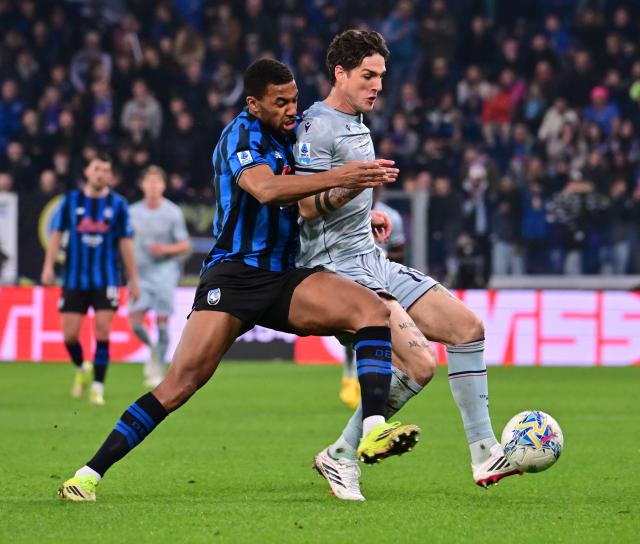 (260308) -- BERGAMO, March 8, 2026 (Xinhua) -- Atalanta's Isak Hien (L) vies with Udinese's Nicolo Zaniolo during a Serie A football match between Atalanta and Udinese in Bergamo, Italy, March 7, 2026. (Photo by Alberto Lingria/Xinhua)