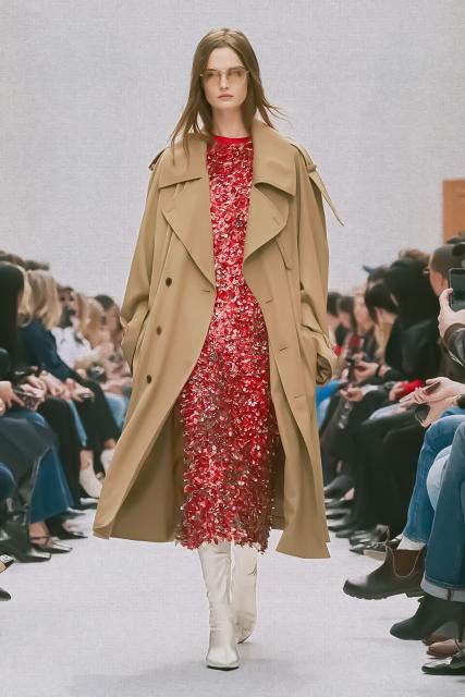 (260308) -- PARIS, March 8, 2026 (Xinhua) -- A model presents a creation from the ready-to-wear Fall/Winter 2026-2027 collections by Celine during the Paris Fashion Week in Paris, France, March 7, 2026. (MeetEurope/Handout via Xinhua)