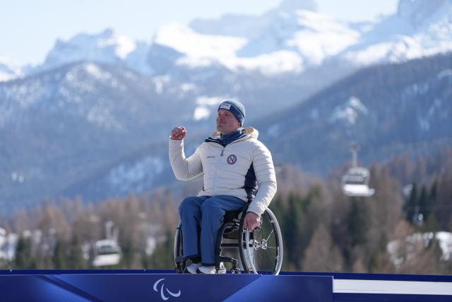 (260308) -- CORTINA D'AMPEZZO, March 8, 2026 (Xinhua) -- Gold medalist Jesper Pedersen of Norway reacts during the awarding ceremony for the para alpine skiing men's downhill sitting match at the Milan-Cortina 2026 Paralympic Winter Games in Cortina D'ampezzo, Italy, March 7, 2026. (Xinhua/Wang Kaiyan)