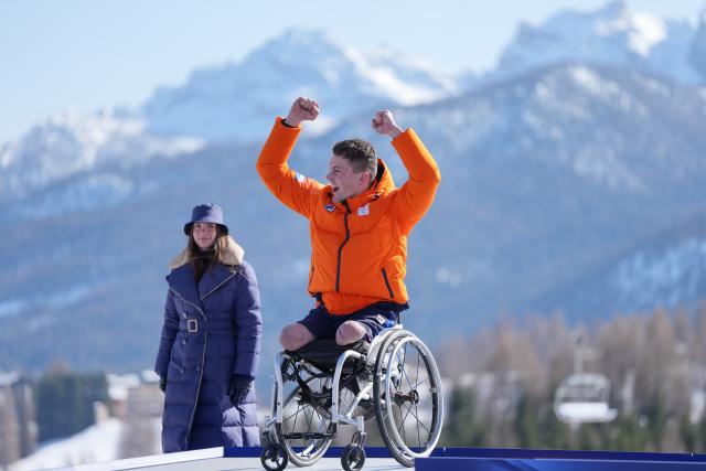 (260308) -- CORTINA D'AMPEZZO, March 8, 2026 (Xinhua) -- Silver medalist Niels de Langen (L) of the Netherlands reacts during the awarding ceremony for the para alpine skiing men's downhill sitting match at the Milan-Cortina 2026 Paralympic Winter Games in Cortina D'ampezzo, Italy, March 7, 2026. (Xinhua/Wang Kaiyan)