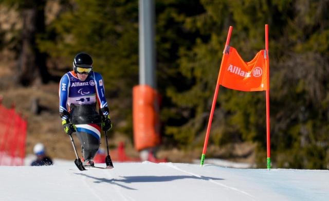 (260308) -- CORTINA D'AMPEZZO, March 8, 2026 (Xinhua) -- Niels de Langen of the Netherlands competes during the para alpine skiing men's downhill sitting match at the Milan-Cortina 2026 Paralympic Winter Games in Cortina D'ampezzo, Italy, March 7, 2026. (Xinhua/Wang Kaiyan)