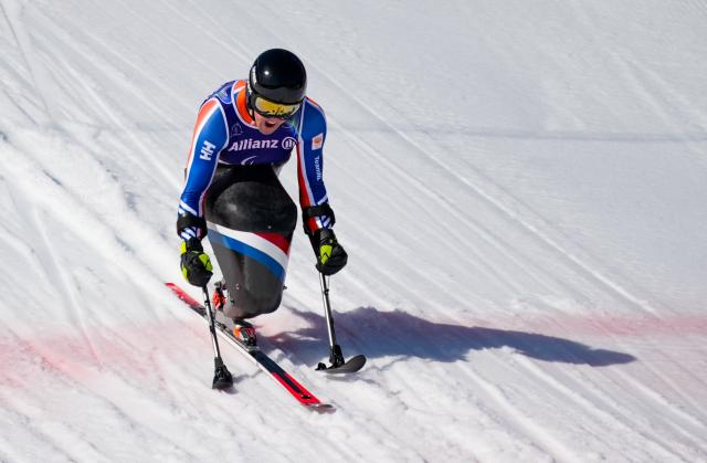 (260308) -- CORTINA D'AMPEZZO, March 8, 2026 (Xinhua) -- Niels de Langen of the Netherlands competes during the para alpine skiing men's downhill sitting match at the Milan-Cortina 2026 Paralympic Winter Games in Cortina D'ampezzo, Italy, March 7, 2026. (Xinhua/Wang Kaiyan)