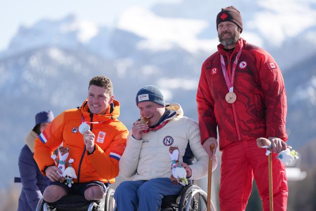 (260308) -- CORTINA D'AMPEZZO, March 8, 2026 (Xinhua) -- Gold medalist Jesper Pedersen (C) of Norway, silver medalist Niels de Langen (L) of the Netherlands, bronze medalist Kurt Oatway of Canada pose during the awarding ceremony for the para alpine skiing men's downhill sitting match at the Milan-Cortina 2026 Paralympic Winter Games in Cortina D'ampezzo, Italy, March 7, 2026. (Xinhua/Wang Kaiyan)