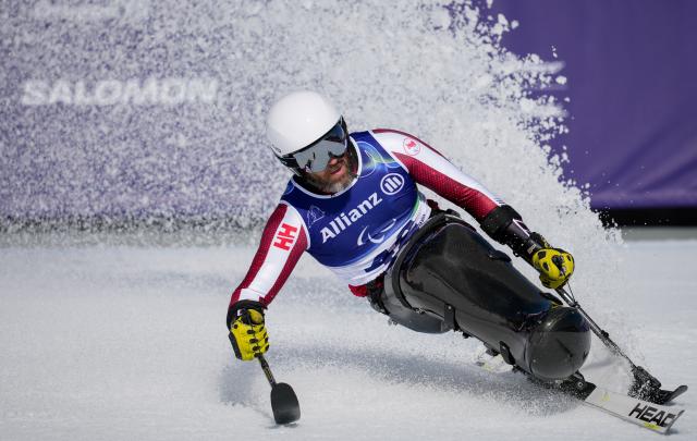 (260308) -- CORTINA D'AMPEZZO, March 8, 2026 (Xinhua) -- Kurt Oatway of Canada competes during the para alpine skiing men's downhill sitting match at the Milan-Cortina 2026 Paralympic Winter Games in Cortina D'ampezzo, Italy, March 7, 2026. (Xinhua/Wang Kaiyan)