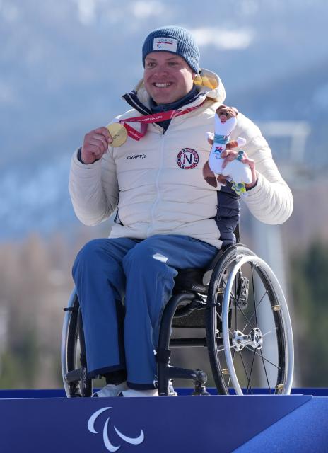 (260308) -- CORTINA D'AMPEZZO, March 8, 2026 (Xinhua) -- Gold medalist Jesper Pedersen of Norway reacts during the awarding ceremony for the para alpine skiing men's downhill sitting match at the Milan-Cortina 2026 Paralympic Winter Games in Cortina D'ampezzo, Italy, March 7, 2026. (Xinhua/Wang Kaiyan)