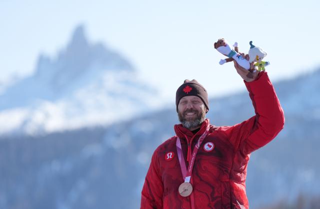 (260308) -- CORTINA D'AMPEZZO, March 8, 2026 (Xinhua) -- Bronze medalist Kurt Oatway of Canada reacts during the awarding ceremony for the para alpine skiing men's downhill sitting match at the Milan-Cortina 2026 Paralympic Winter Games in Cortina D'ampezzo, Italy, March 7, 2026. (Xinhua/Wang Kaiyan)