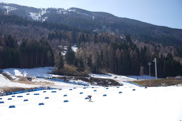 (260308) -- TESERO, March 8, 2026 (Xinhua) -- Zhao Zhiqing of China competes during the para biathlon women's sprint standing at the Milan-Cortina 2026 Paralympic Winter Games in Tesero, Italy, March 7, 2026. (Xinhua/Hou Zhaokang)