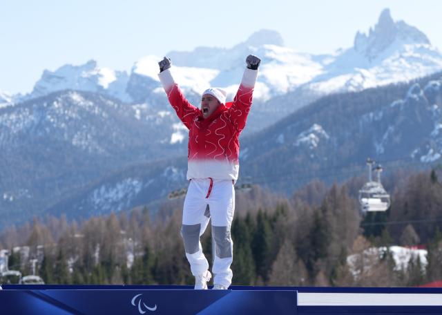 (260308) -- CORTINA D'AMPEZZO, March 8, 2026 (Xinhua) -- Gold medalist Robin Cuche of Switzerland reacts during the awarding ceremony for the para alpine skiing men's downhill standing match at the Milan-Cortina 2026 Paralympic Winter Games in Cortina D'ampezzo, Italy, March 7, 2026. (Xinhua/Wang Kaiyan)