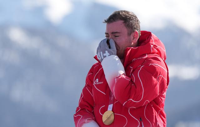 (260308) -- CORTINA D'AMPEZZO, March 8, 2026 (Xinhua) -- Gold medalist Robin Cuche of Switzerland reacts during the awarding ceremony for the para alpine skiing men's downhill standing match at the Milan-Cortina 2026 Paralympic Winter Games in Cortina D'ampezzo, Italy, March 7, 2026. (Xinhua/Wang Kaiyan)
