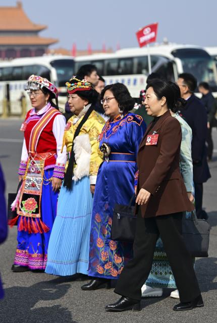 (260308) -- BEIJING, March 8, 2026 (Xinhua) -- Members of the 14th National Committee of the Chinese People's Political Consultative Conference (CPPCC) walk towards the Great Hall of the People for the third plenary meeting of the fourth session of the 14th CPPCC National Committee in Beijing, capital of China, March 8, 2026. (Xinhua/Chen Yehua)