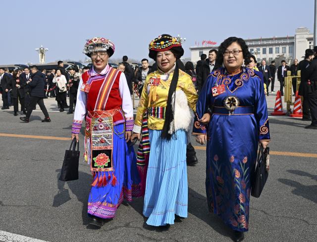 (260308) -- BEIJING, March 8, 2026 (Xinhua) -- Members of the 14th National Committee of the Chinese People's Political Consultative Conference (CPPCC) walk towards the Great Hall of the People for the third plenary meeting of the fourth session of the 14th CPPCC National Committee in Beijing, capital of China, March 8, 2026. (Xinhua/Li He)