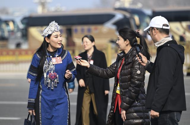 (260308) -- BEIJING, March 8, 2026 (Xinhua) -- Journalists interview a member of the 14th National Committee of the Chinese People's Political Consultative Conference (CPPCC) ahead of the third plenary meeting of the fourth session of the 14th CPPCC National Committee in Beijing, capital of China, March 8, 2026. (Xinhua/Li He)