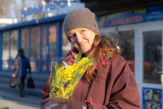 (260308) -- VLADIVOSTOK, March 8, 2026 (Xinhua) -- A woman shows a bunch of flowers in Vladivostok, Russia, March 7, 2026. Sunday marks International Women's Day. (Photo by Andrey Matveenko/Xinhua)