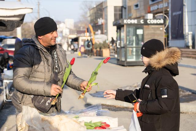 (260308) -- VLADIVOSTOK, March 8, 2026 (Xinhua) -- A boy shops for flowers at a stall in Vladivostok, Russia, March 7, 2026. Sunday marks International Women's Day. (Photo by Andrey Matveenko/Xinhua)
