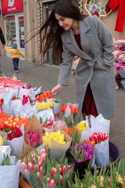 (260308) -- BAKU, March 8, 2026 (Xinhua) -- A woman shops for flowers in Baku, Azerbaijan, March 7, 2026. Sunday marks International Women's Day. (Xinhua/Chen Junfeng)