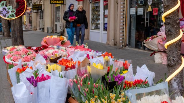 (260308) -- BAKU, March 8, 2026 (Xinhua) -- Pedestrians walk past a flower stall in Baku, Azerbaijan, March 7, 2026. Sunday marks International Women's Day. (Xinhua/Chen Junfeng)