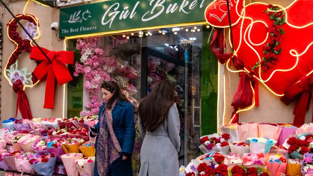 (260308) -- BAKU, March 8, 2026 (Xinhua) -- People buy flowers at a shop in Baku, Azerbaijan, March 7, 2026. Sunday marks International Women's Day. (Xinhua/Chen Junfeng)