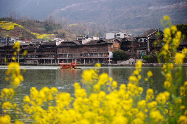 (260308) -- BEIJING, March 8, 2026 (Xinhua) -- Tourists on a bamboo raft visit Zhuoshui ancient town in Qianjiang District of southwest China's Chongqing, March 6, 2026. (Photo by Yang Min/Xinhua)