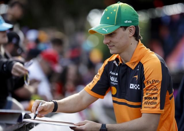 (260308) -- MELBOURNE, March 8, 2026 (Xinhua) -- McLaren's Oscar Piastri of Australia interacts with audience before the Formula One Australia Grand Prix at Albert Park in Melbourne, Australia, March 8, 2026. (Xinhua/Ma Ping)